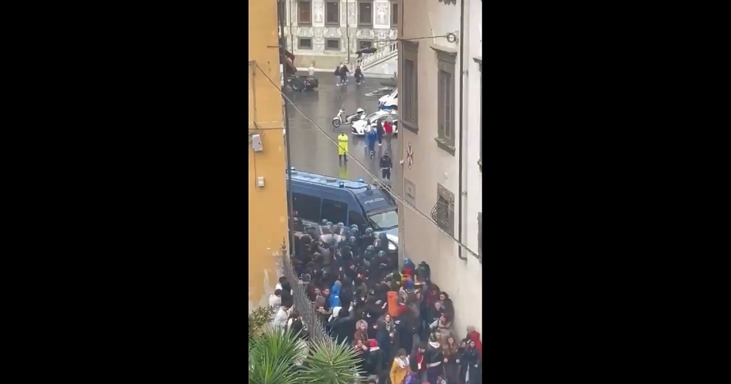 الشرطة الإيطالية تضرب طلابا مؤيدين لفلسطين