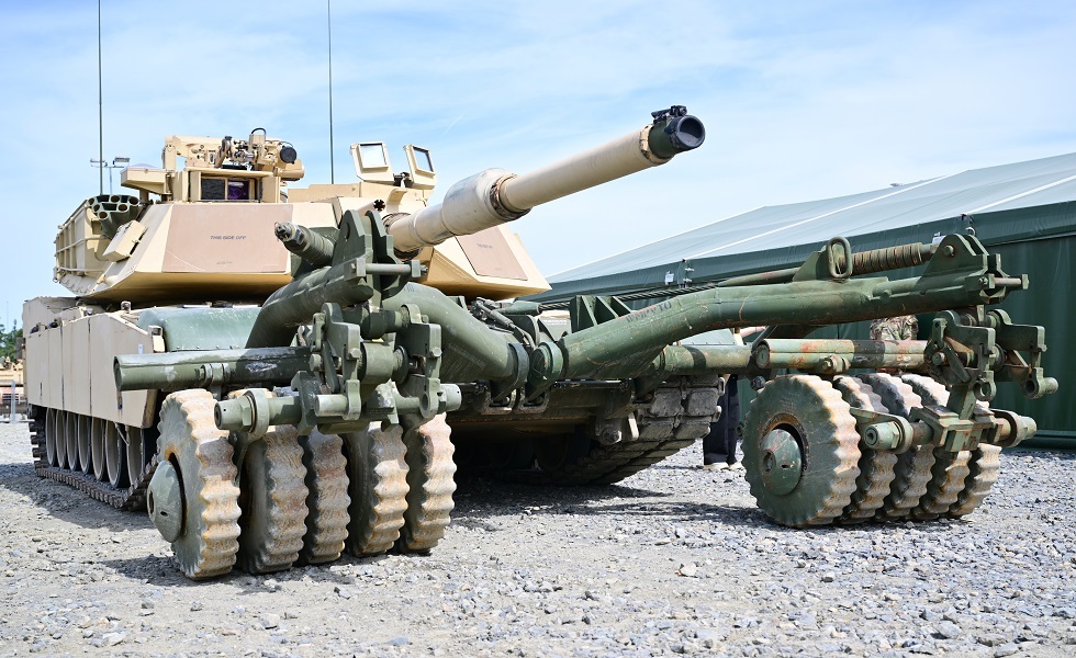 كاسحات ألغام مثبتة على دبابة أبرامز الأمريكية لتسليمها إلى أوكرانيا - ألمانيا، يوليو 2023