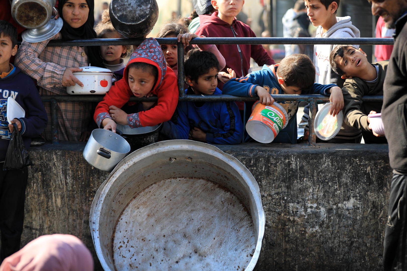 الدفاع المدني في غزة: نقص الغذاء والدواء يهدد حياة أكثر من 700 ألف فلسطيني