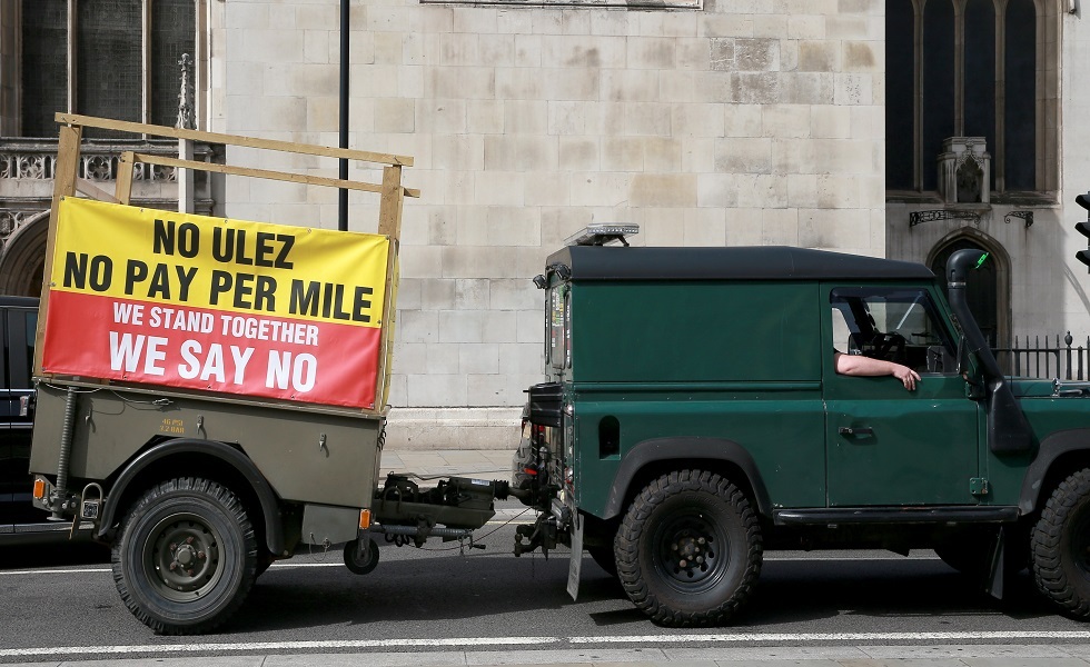 لافتة في لندن مع بدء سريان توسعة منطقة الانبعاثات المنخفضة مع دفع رسوم عن السيارات القديمة