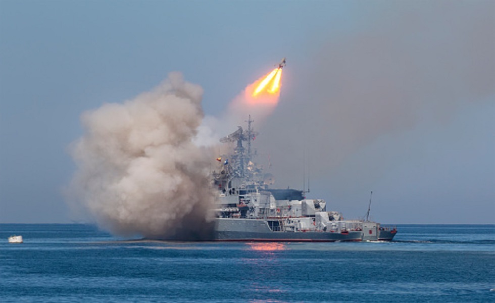 فرقاطة صواريخ روسية تطلق صاروخا خلال عرض بحري في يوم البحرية بالقرب من سيفاستوبول.