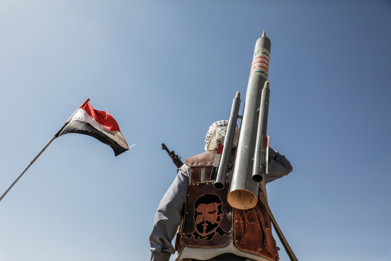 الحوثيون يستهدفون ناقلة نفط أمريكية في خليج عدن وسفنا حربية في البحر الأحمر