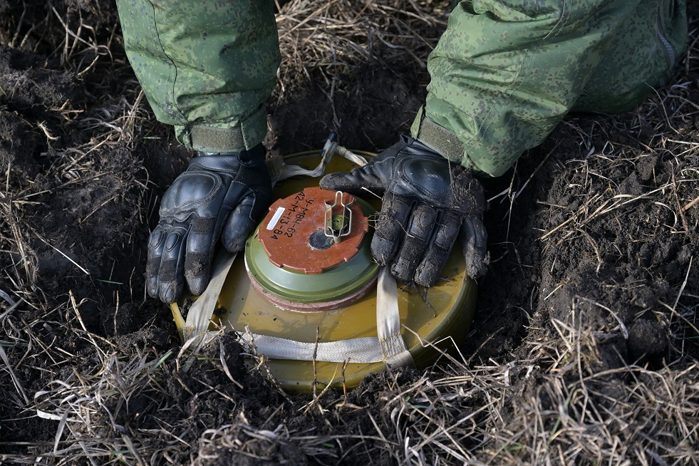 خبراء المتفجرات الروس يتدربون معصوبي الأعين على تفكيك الألغام الأوكرانية