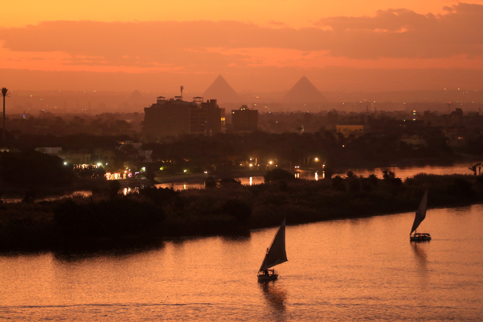 مصر.. مصرع 8 أشخاص في حادث غرق مركب النيل والأمن يكشف تفاصيل جديدة (صور)