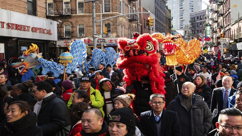 محتفلون برأس السنة القمرية الجديدة خلال تجمع لحضور عرض بمناسبة العام الصيني الجديد «التنين» في الحي الصيني في مانهاتن