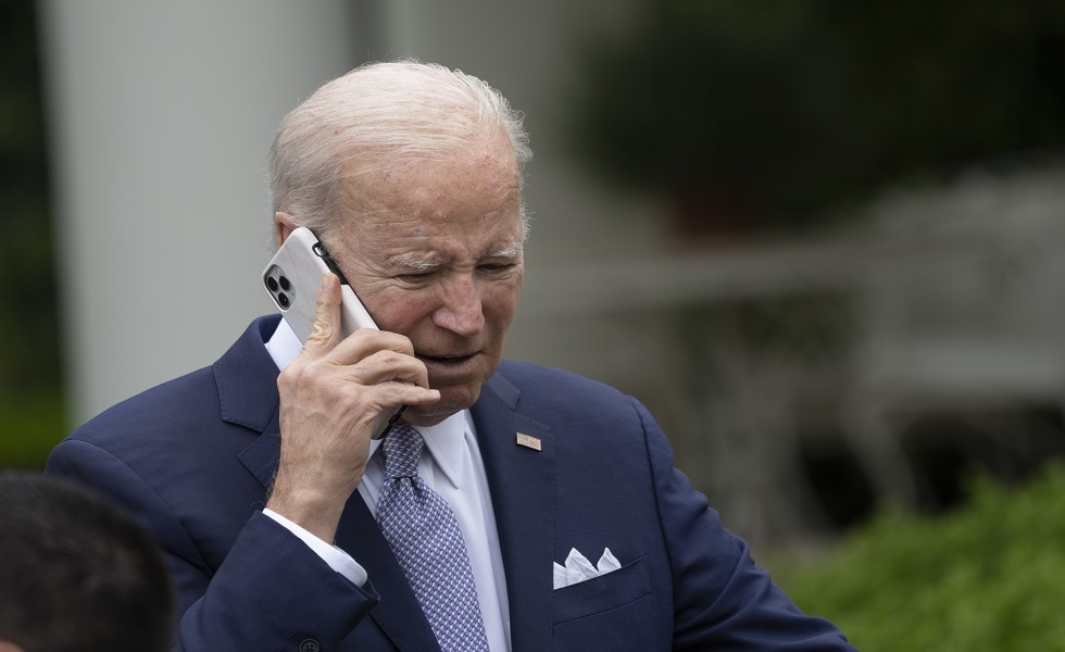 الرئيس الأمريكي جو بايدن يتكلم على الهاتف الخلوي