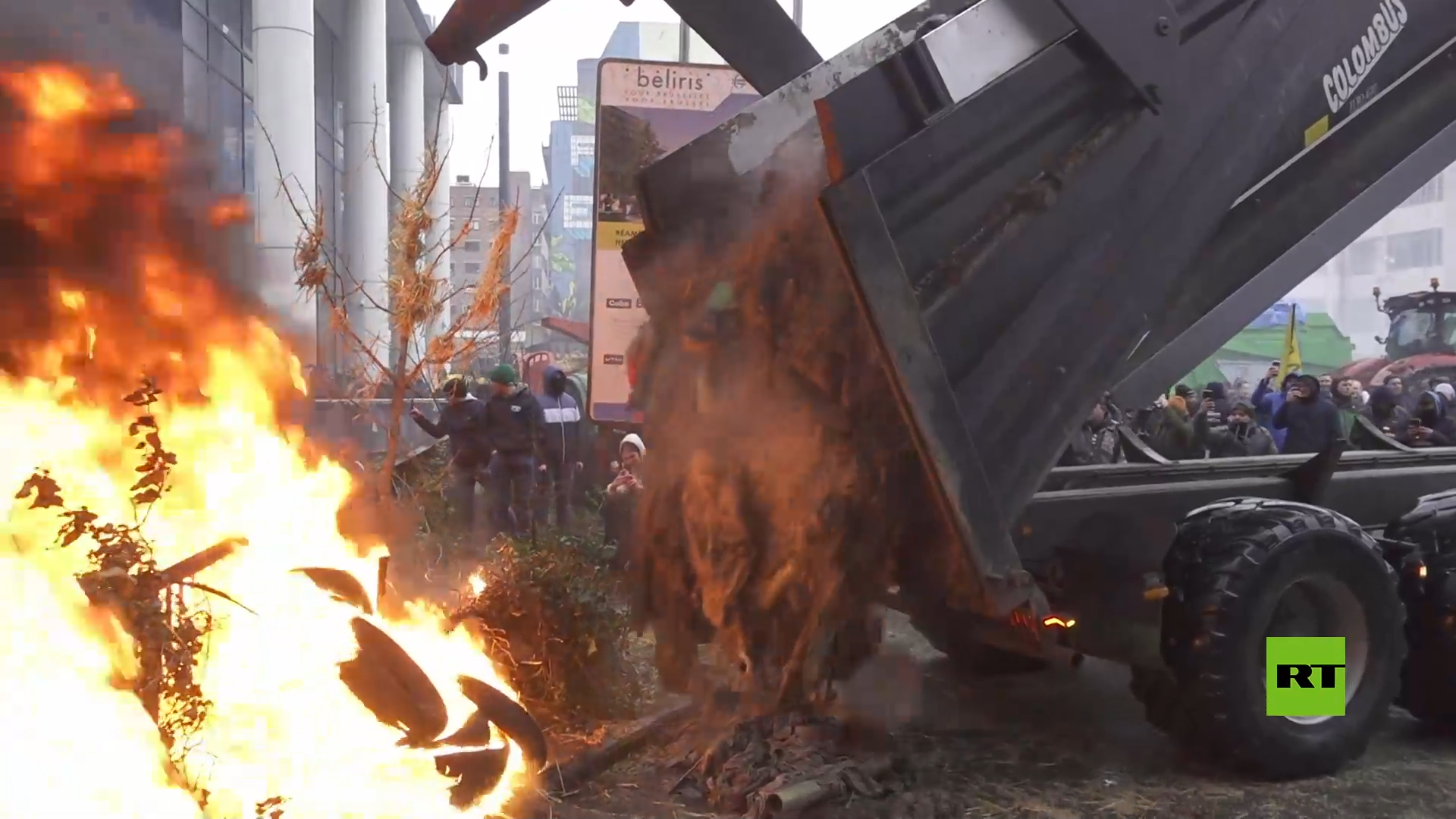 المزارعون يرمون السماد ويحرقون القمامة في شوارع بروكسل