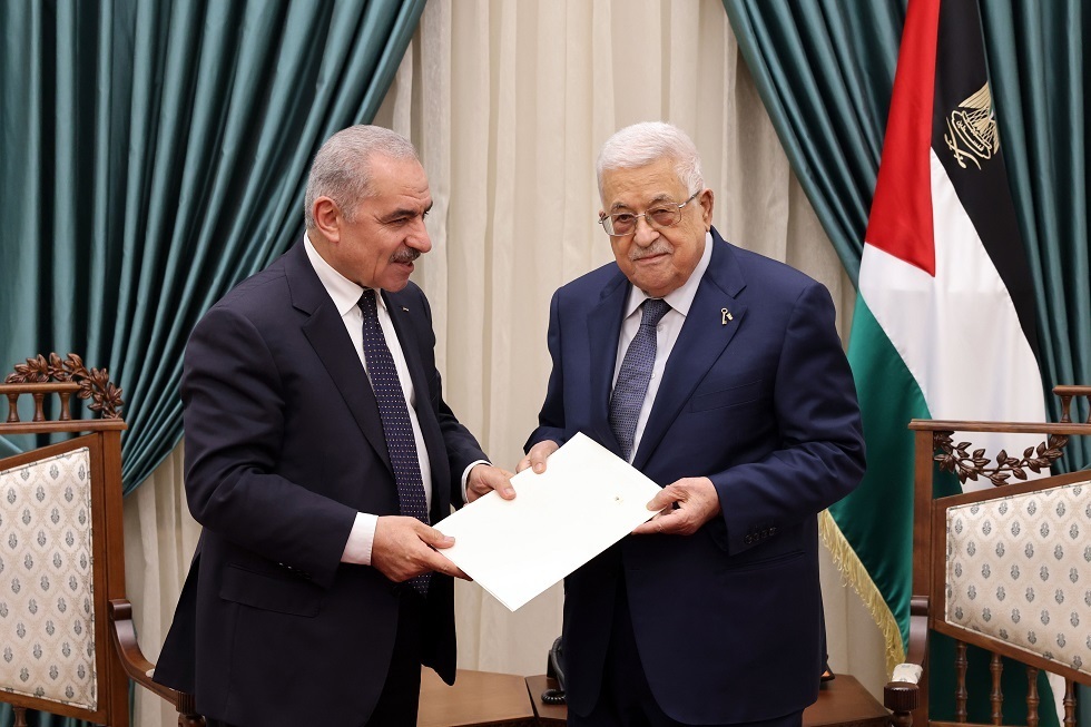 الرئيس الفلسطيني محمود عباس يوافق على استقالة الحكومة الفلسطينية
