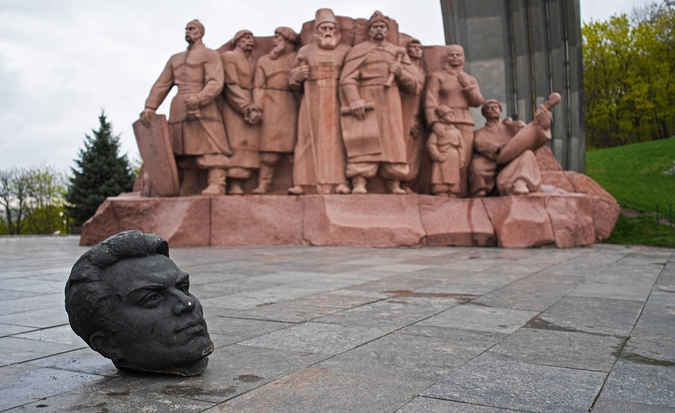 تفكيك نصب تذكاري للاتحاد السوفيتي يرمز إلى الصداقة الأوكرانية الروسية - كييف، أبريل 2022