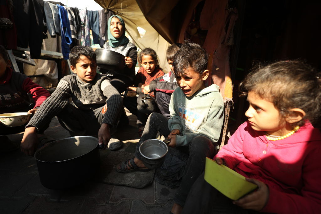 أطفال في غزة ينتظرون الحصول على الطعام، صورة تعبيرية.