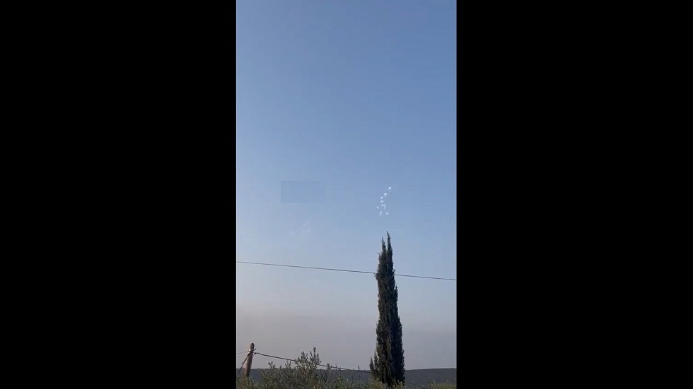 مراسل RT: إطلاق دفعة من الصواريخ من جنوب لبنان باتجاه الجليل الغربي شمال إسرائيل (فيديو)