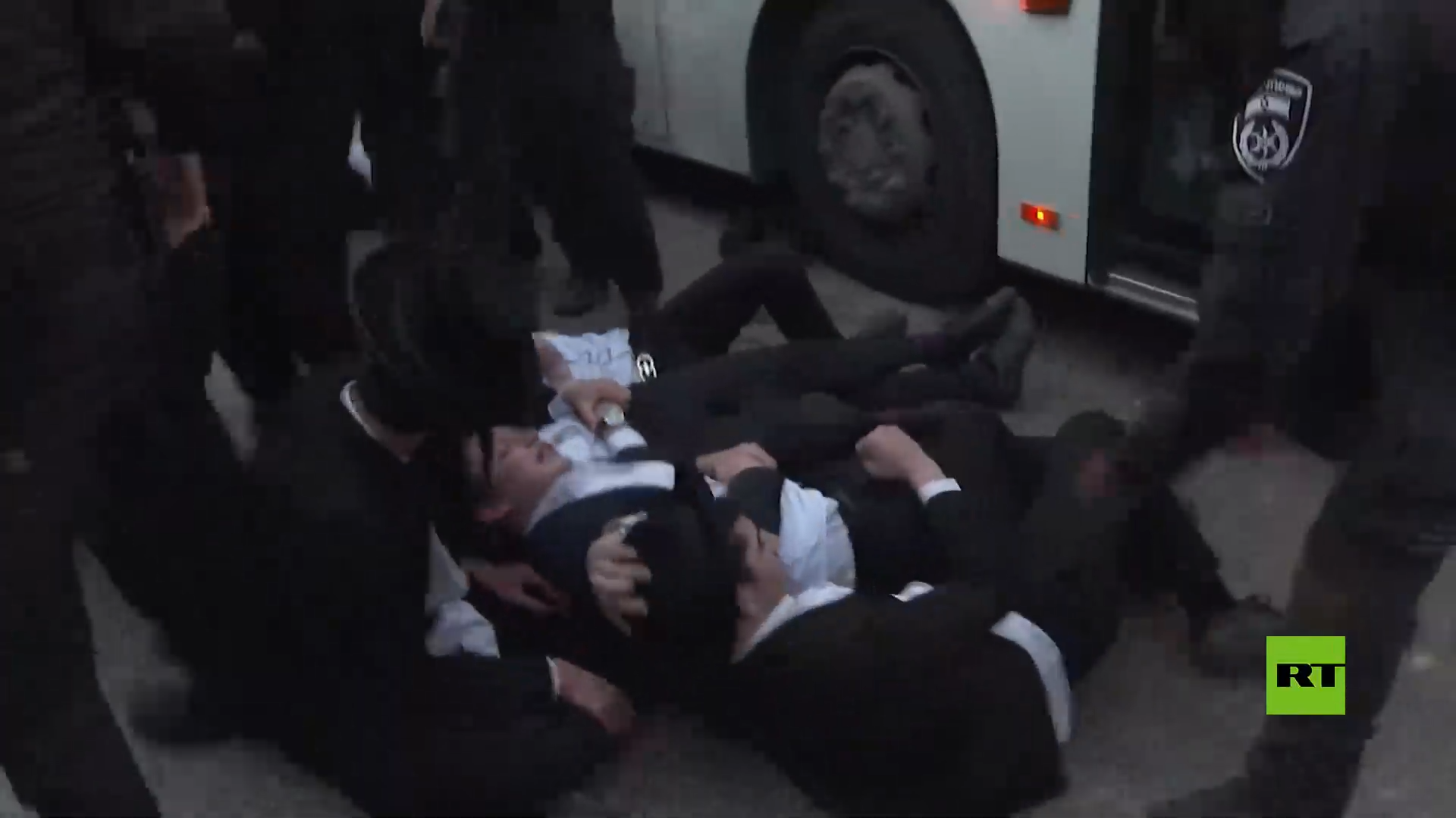 اشتباكات عنيفة بين الشرطة الإسرائيلية واليهود المتشددين أمام المحكمة العليا في القدس