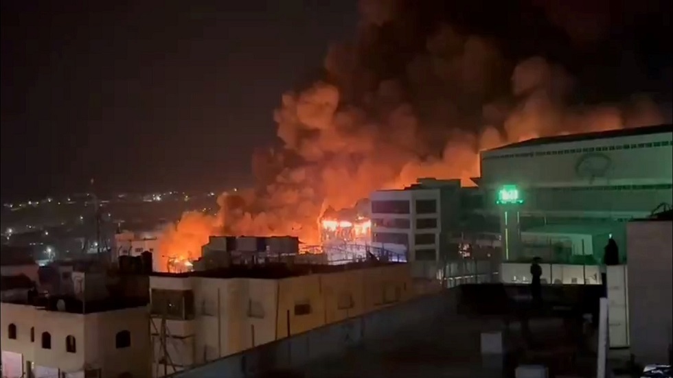 طواقم الدفاع المدني الفلسطيني تتعامل مع حريق ضخم بمصنع في محافظة الخليل