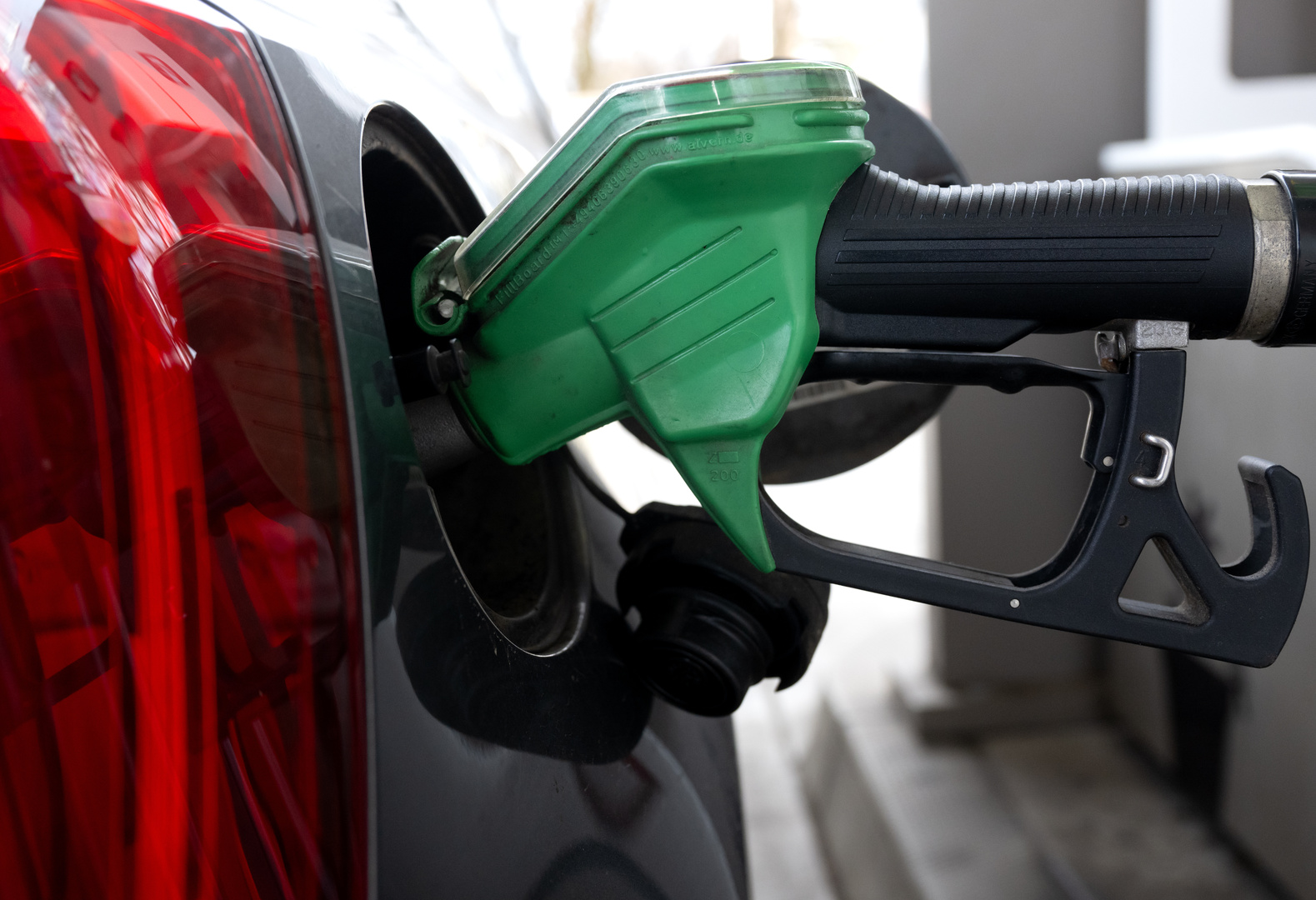 هل تتغير أسعار البنزين والديزل في السعودية بعد طرح أنواع جديدة من المحروقات؟