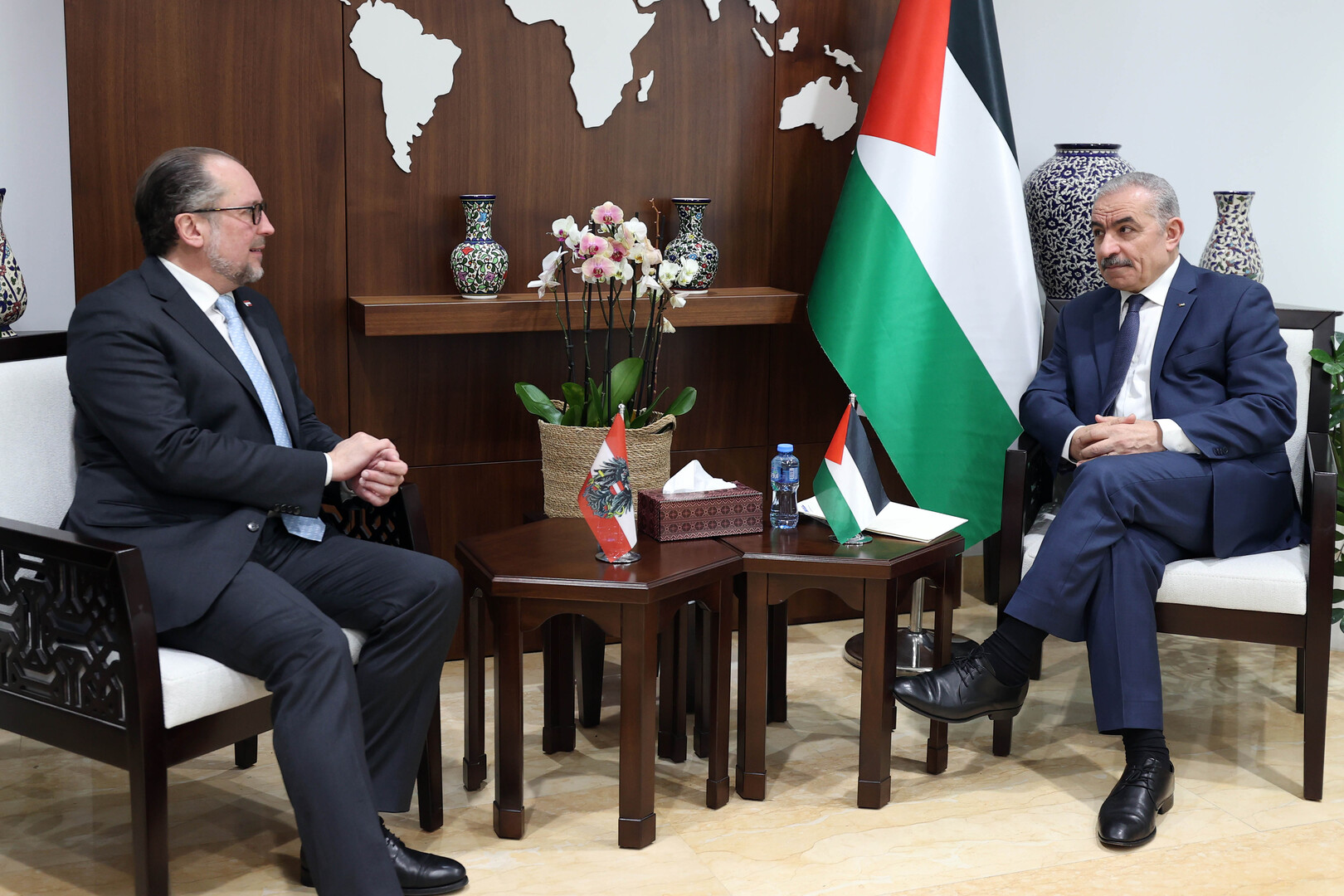 رئيس حكومة تسيير الأعمال الفلسطينية محمد اشتية ووزير خارجية النمسا ألكسندر شالينبرغ
