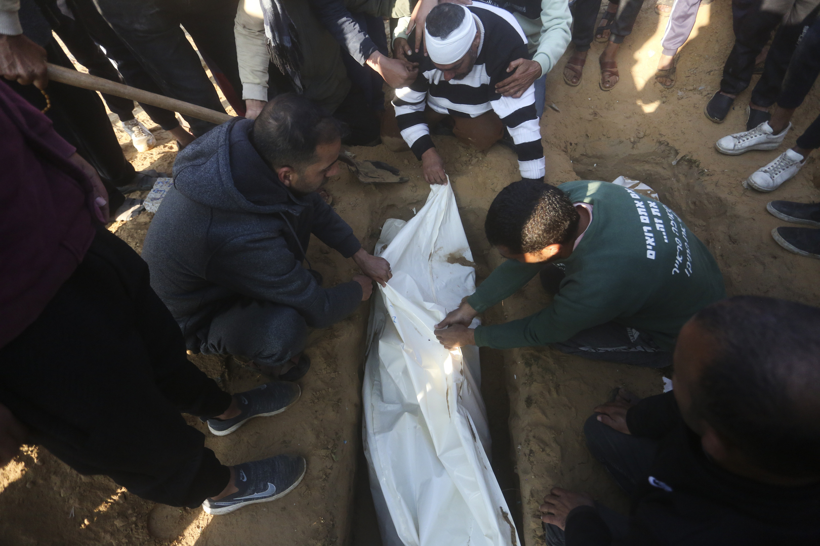 دفن ضحايا الحرب في غزة