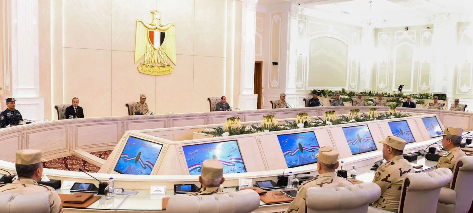 محور اجتماع السيسي المفاجئ مع قادة الجيش في 