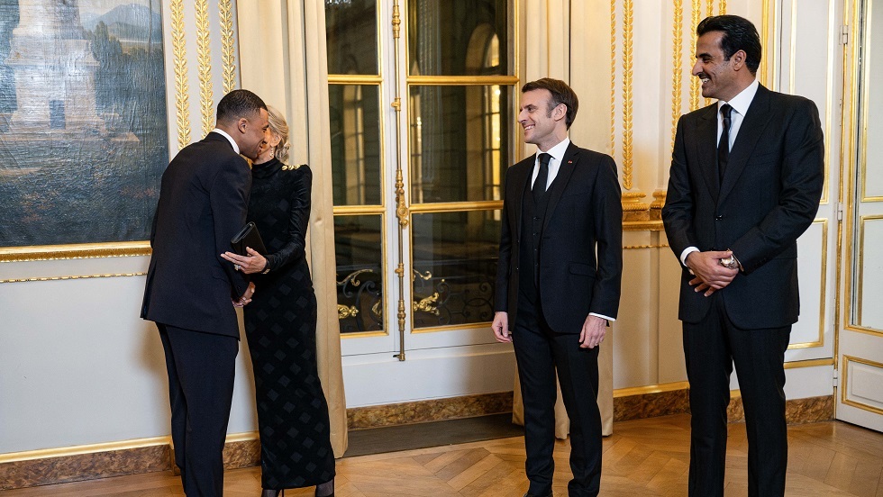 الرئيس الفرنسي يكشف فحوى حديثه مع مبابي في أثناء حفل العشاء بحضور أمير قطر