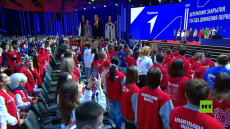 بوتين يؤدي النشيد الوطني الروسي مع مشاركي 
