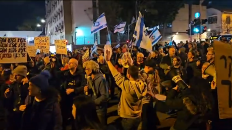 إسرائيلي يهاجم أحد أفراد عائلات الأسرى خلال تظاهرة في تل أبيب (فيديو)
