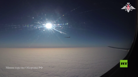 بالفيديو.. تحليق قاذفتين استراتيجيتين من طراز  تو-160 فوق المحيط المتجمد الشمالي