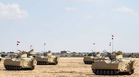 موقع عبري: مصر تنشر دبابات وناقلات جند لتعزيز الأمن على حدودها مع رفح
