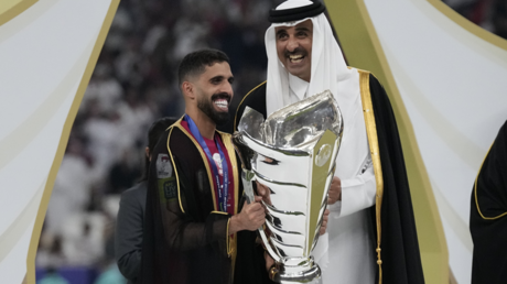 رئيس الإمارات يوجه رسالة لأمير قطر بعد تتويج منتخب بلاده بكأس آسيا