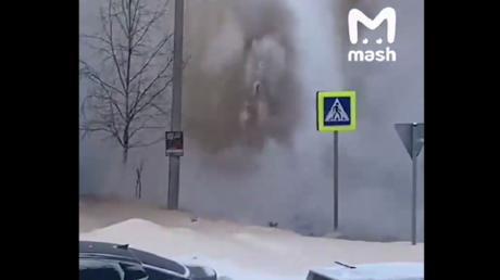 بالفيديو.. نافورة ماء ساخن تنبثق وسط الصقيع في مدينة إيفانوفو الروسية