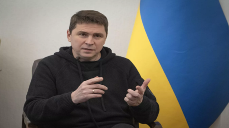 مستشار الرئاسة الأوكرانية ينفي أي علاقة لأقربائه في روسيا بأجهزة الاستخبارات