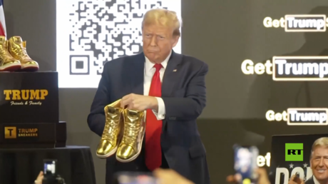 سعره 399 دولارا.. ترامب يكشف النقاب عن حذائه الذهبي