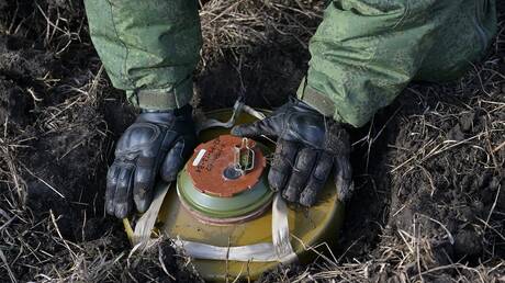 خبراء المتفجرات الروس يتدربون معصوبي الأعين على تفكيك الألغام الأوكرانية