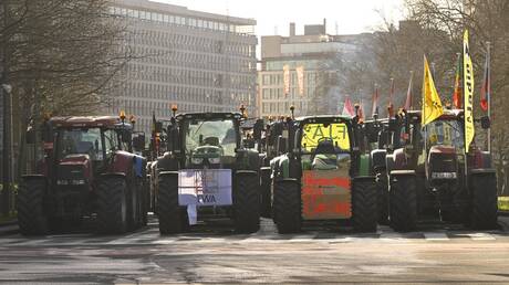 المزارعون المتظاهرون يخترقون حواجز الشرطة في بروكسل