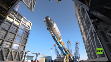 عملية تركيب صاروخ "سويوز-2.1 بي" محمل بقمر "ميتيور-إم" في منصة الإطلاق الفضائية بقاعدة فوستوشني