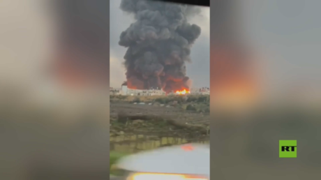 مشاهد لحريق هائل اندلع في مصنع للبلاستيك في الخليل بالضفة الغربية