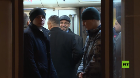 شاهد.. رئيس حكومة اليمن في مترو موسكو