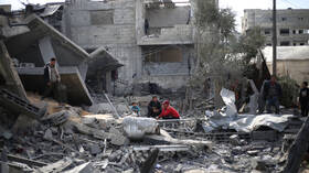 مقتل 18 فردا من عائلة واحدة بقصف إسرائيلي استهدف وسط قطاع غزة (فيديو)