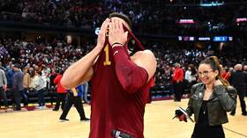 شاهد.. رمية "خارقة" من منتصف الملعب بالدوري الأمريكي لكرة السلة "NBA"