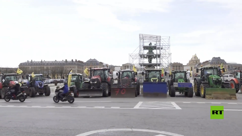 مزارعون فرنسيون يقتحمون بجراراتهم قصر فرساي التاريخي