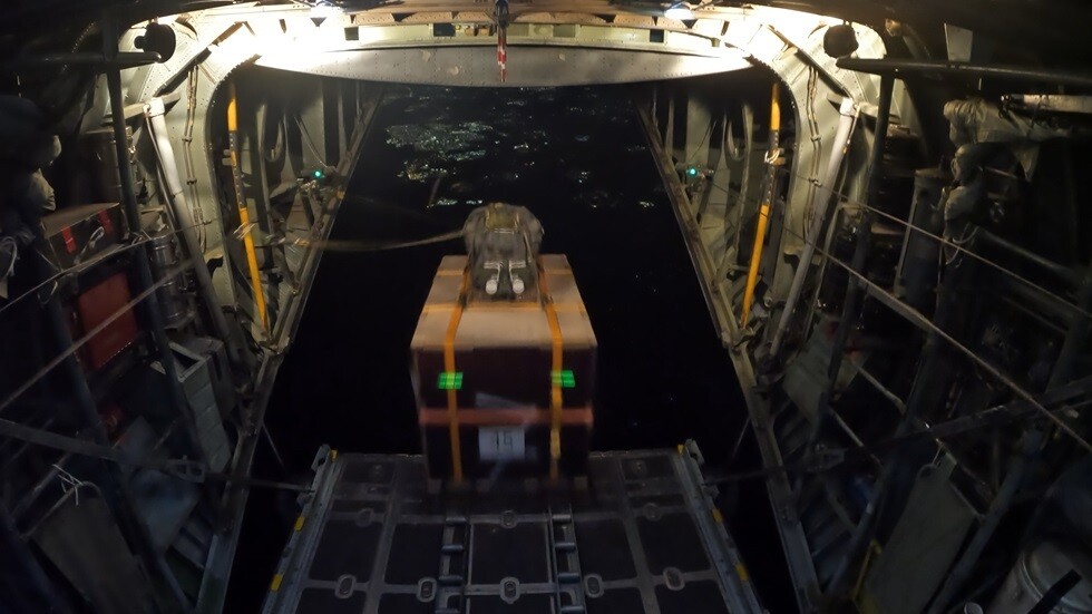 الولايات المتحدة تبدأ إلقاء مساعدات لقطاع غزة من الجو (صور)