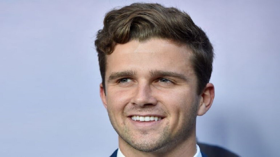 حاملا بندقية كلاشينكوف.. ناشط سياسي أمريكي: أمريكا ودونباس وفلسطين سيكونون أحرارا