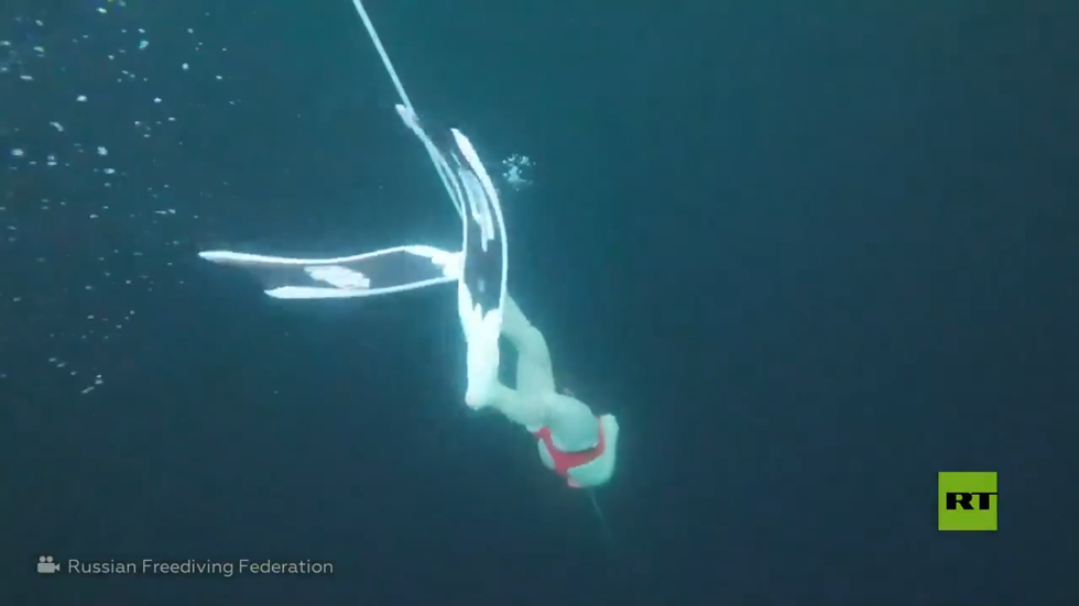 شاهد.. روسية تسجل رقما قياسيا وطنيا في الغوص على مسافة 40 مترا تحت جليد بحيرة بايكال