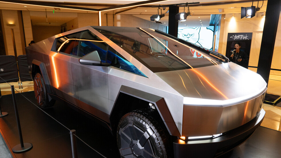 ماسك ينشر فيديو لمحاولة تحطيم سيارة "تسلا" الجديدة