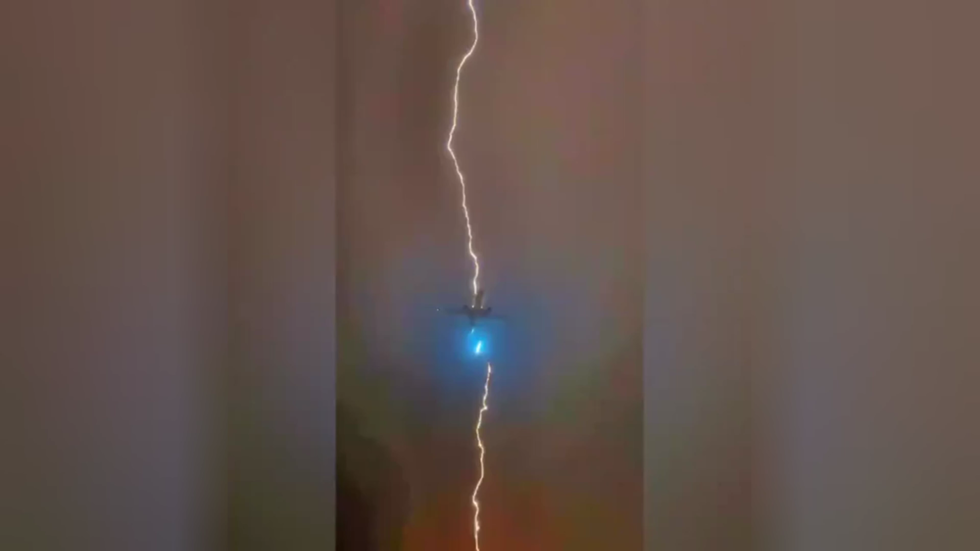 شاهد لحظة ضرب صاعقة برق لطائرة ركاب مدنية أقلعت لتوها من مطار كندي