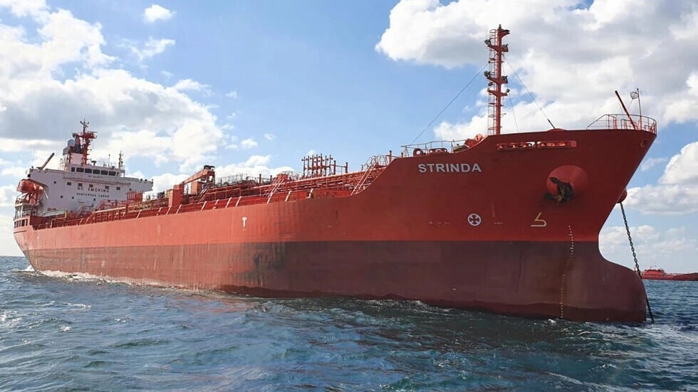 انقطاع الاتصال مع 23 من طاقم سفينة شحن مستهدفة في باب المندب وإصابة 4 بحروق