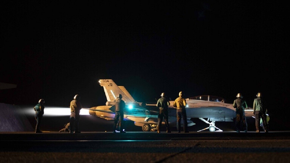 بعد تهديد واشنطن.. غارات أمريكية بريطانية تستهدف مطار الحديدة الدولي