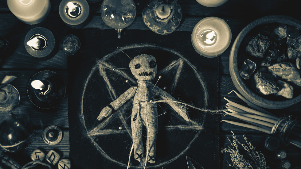 "تحكم مع زوجها طائفة شيطانية".. أم تعذب ابنها حتى الموت "للعثور على الذهب"