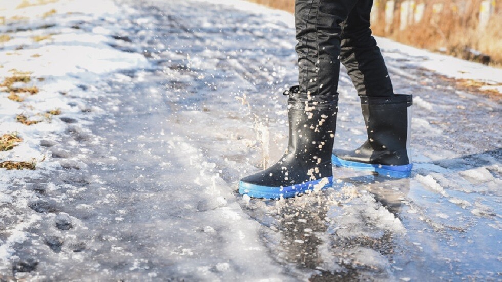 طبيبة تحذر من عواقب الأقدام المبللة للصحة