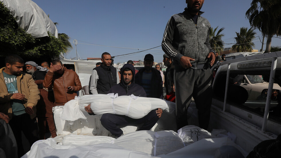 إسرائيل تعيد عشرات الجثث إلى غزة بعد سرقتها من مستشفى ناصر (فيديو)