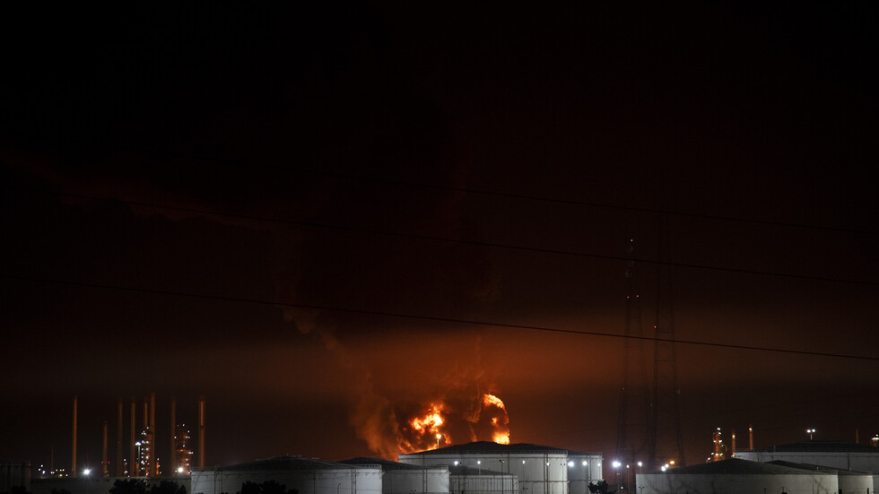 مسؤول إيراني: مقتل شخص وإصابة 3 آخرين  جراء انفجار في شركة لتكرير النفط جنوب البلاد (فيديو)