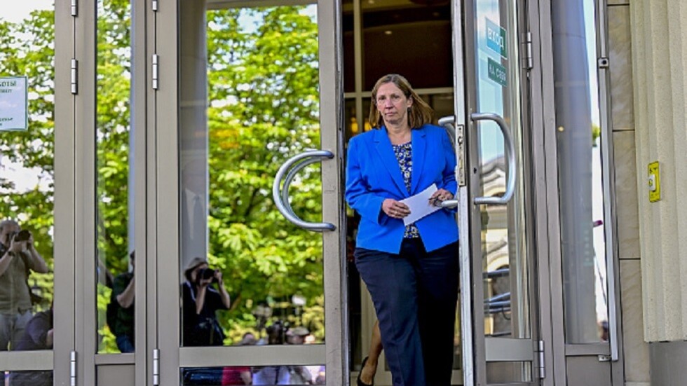 الخارجية الروسية تستدعي السفيرة الأمريكية في موسكو وتسلمها مذكرة مطالب